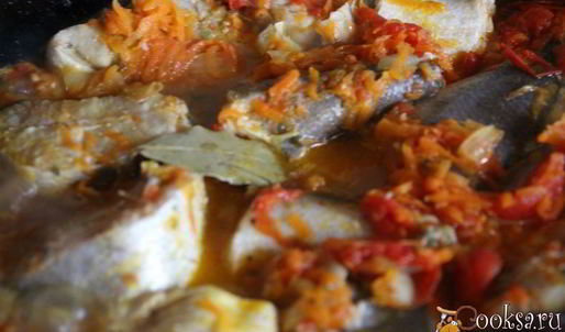 тушеный хек с овощами