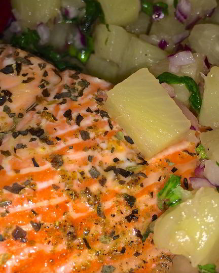 Рецепт запеченной семги с ананасовой сальсой