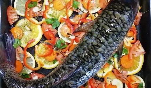 запеченный белый амур с овощами
