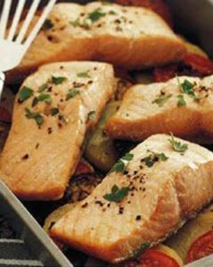 Запеченный лосось с картофелем, помидорами и баклажанами