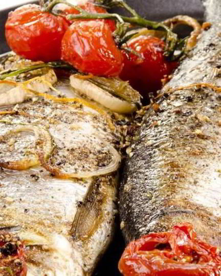 Рецепт запеченного морского окуня с томатами и луком