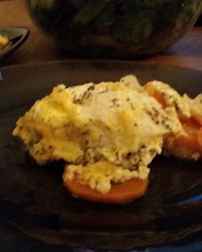 Зубатка, запеченная с овощами и сыром