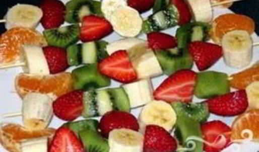 фруктовый шашлык с лимонной подливкой