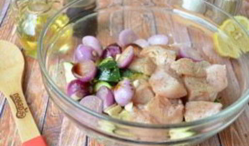 куриный шашлык с луком и цуккини