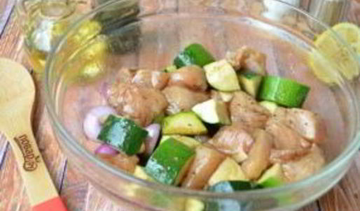 куриный шашлык с луком и цуккини