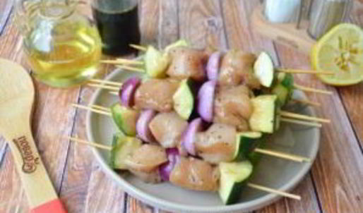 куриный шашлык с луком и цуккини