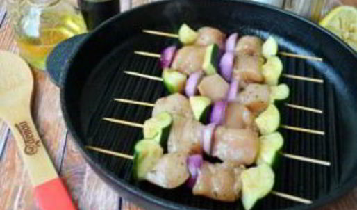 куриный шашлык с луком и цуккини