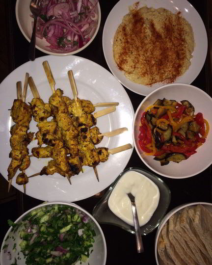 Рецепт шашлычков из индейки с йогуртовой заправкой и салатом из огурцов