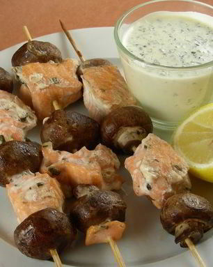 Шашлычки из лосося и грибов