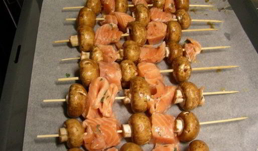 шашлычки из лосося и грибов