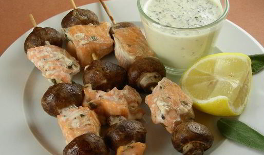 шашлычки из лосося и грибов