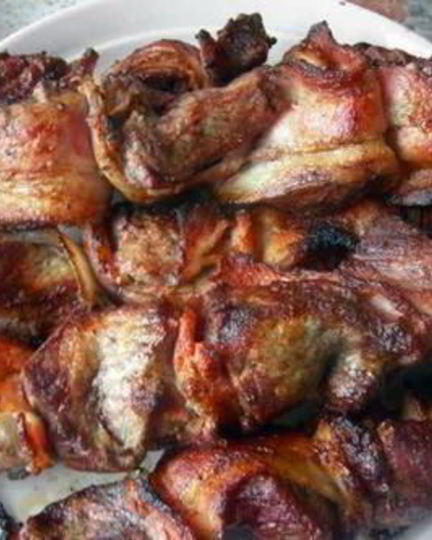 Рецепт шашлыка из говядины с луком в беконе