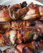 Шашлык из говядины с луком в беконе