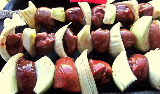 шашлык из печенки с луком и фенхелем