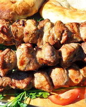 Шашлык, маринованный в квасе со специями