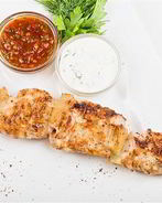 Шашлыки из маринованной курицы и лука с соусом барбекю