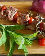 Шашлыки из ягненка с помидорами и мятой