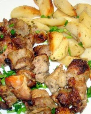 Свиной шашлык с картофелем в духовке