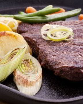 Маринованные говяжьи стейки с жареным зеленым луком