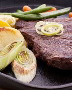 Маринованные говяжьи стейки с жареным зеленым луком