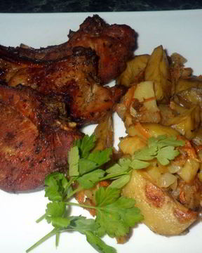 Нежные стейки из свинины с чесноком в духовке