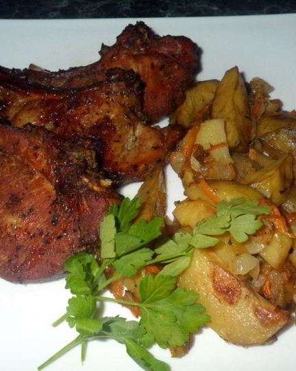 Рецепт нежных стейков из свинины с чесноком в духовке