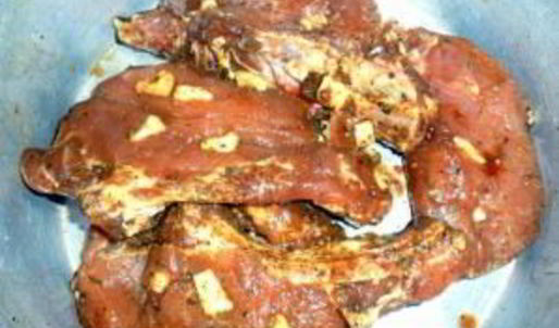 нежные стейки из свинины с чесноком в духовке