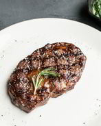 Рибай стейк с припущеным сливочным шпинатом