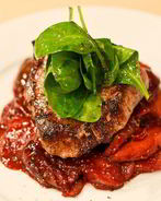 Стейк c инжиром и яблокам в винном соусе