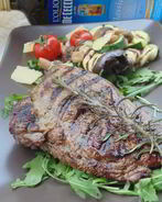 Стейк ферентино с овощами на гриле