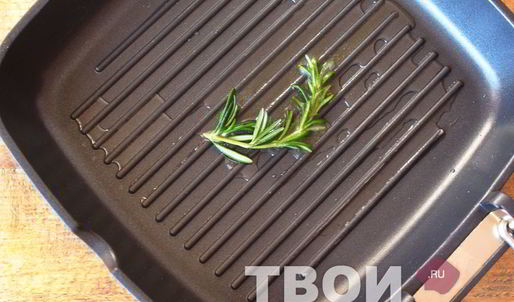 стейк из говядины на сковороде