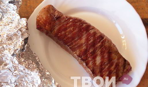 стейк из говядины на сковороде