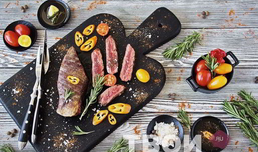 стейк из говядины на сковороде