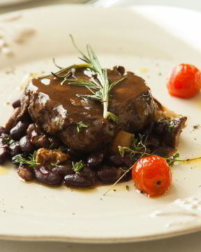 Стейк из говядины с красной фасолью