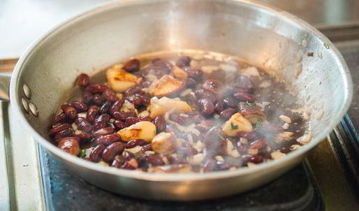 стейк из говядины с красной фасолью