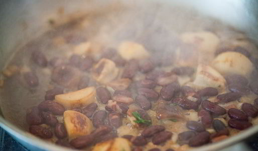 стейк из говядины с красной фасолью