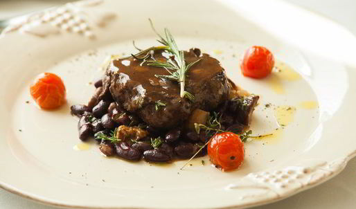 стейк из говядины с красной фасолью