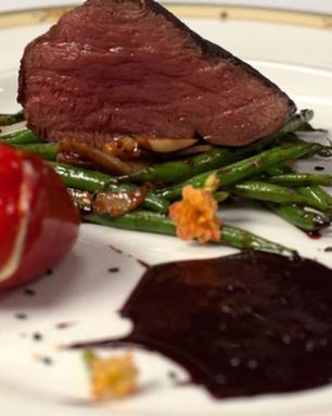 Стейк из говядины с шоколадным соусом и овощами вок