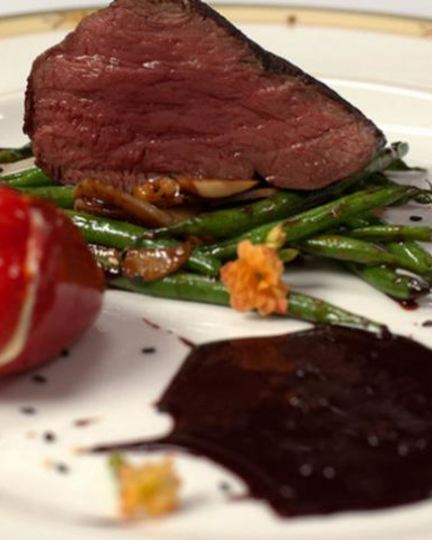 Рецепт стейка из говядины с шоколадным соусом и овощами вок