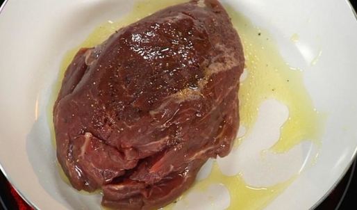 стейк из говядины с шоколадным соусом и овощами вок