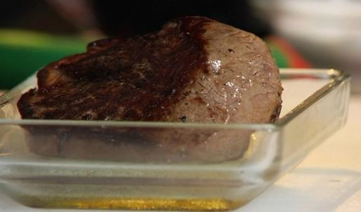 стейк из говядины с шоколадным соусом и овощами вок