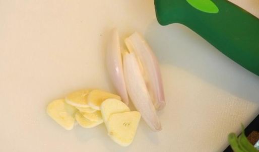 стейк из говядины с шоколадным соусом и овощами вок