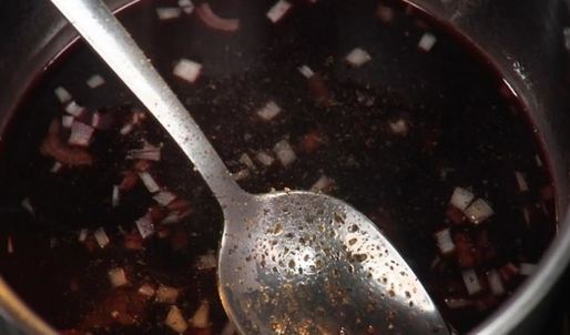 стейк из говядины с шоколадным соусом и овощами вок