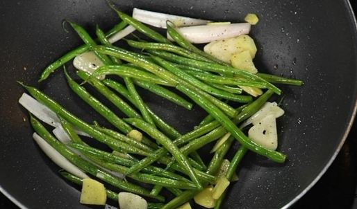 стейк из говядины с шоколадным соусом и овощами вок