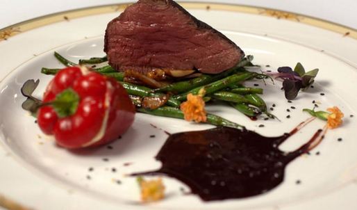 стейк из говядины с шоколадным соусом и овощами вок