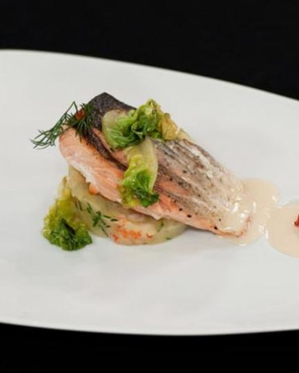 Рецепт стейка из семги на печеном картофеле с икорным соусом