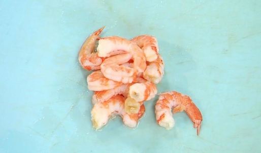 стейк из семги на печеном картофеле с икорным соусом