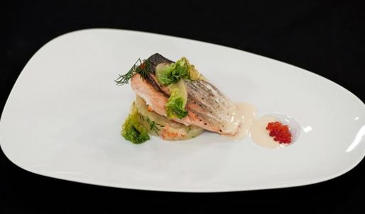 стейк из семги на печеном картофеле с икорным соусом