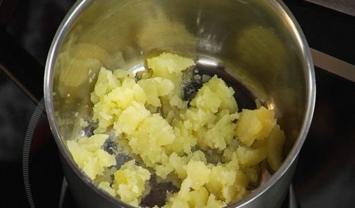 стейк из семги на печеном картофеле с икорным соусом