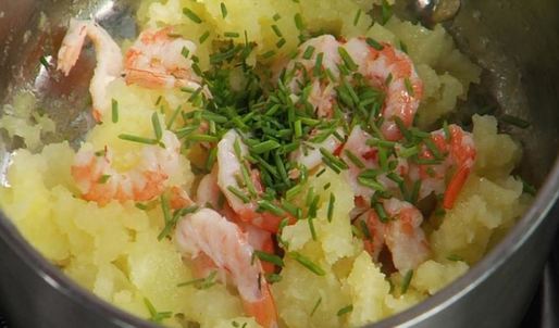 стейк из семги на печеном картофеле с икорным соусом